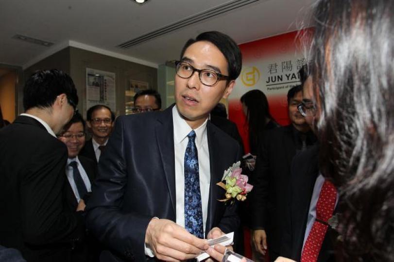 ■君陽金融昨日甫開市即急升,全日升幅高達75%。圖為集團副主席鄧聲興。資料圖片
■君陽金融昨日甫開市即急升,全日升幅高達75%。圖為集團副主席鄧聲興。資料圖片