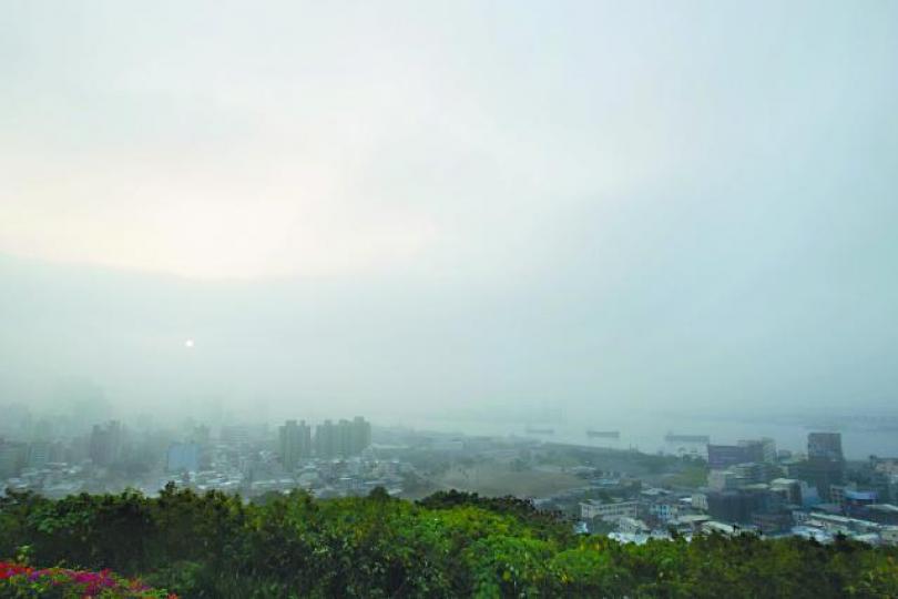 ■高雄昨日空氣污染嚴重,市區上空一片灰濛。台灣《蘋果日報》 ■高雄昨日空氣污染嚴重,市區上空一片灰濛。台灣《蘋果日報》