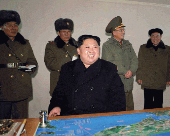 ■金正恩親自見證「火星15型」升空。 ■金正恩親自見證「火星15型」升空。