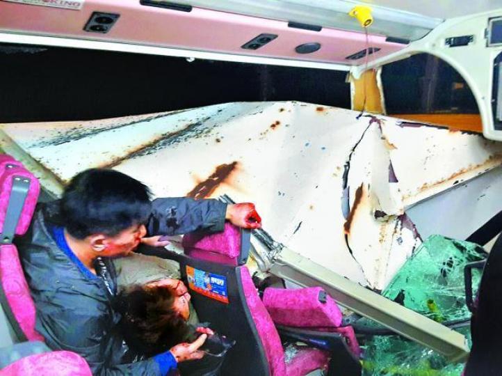 ■龍運巴士猛撞路肩死車,插入貨車尾,上層左邊第3排乘客被推後,與第5排乘客一同受困。讀者提供圖片■肇事巴士遭貨車劏開,車頭毀爛不堪。鄭文輝攝■上層傷者由救援人員運至消防車頂,再抬下地面送院。 ■龍運巴士猛撞路肩死車,插入貨車尾,上層左邊第3排乘客被推後,與第5排乘客一同受困。讀者提供圖片■肇事巴士遭貨車劏開,車頭毀爛不堪。鄭文輝攝■上層傷者由救援人員運至消防車頂,再抬下地面送院。