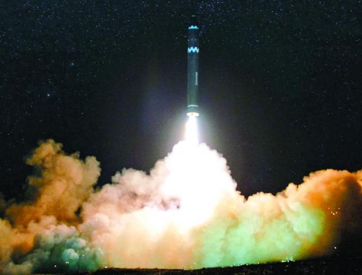 ■北韓官方昨日發放試射「火星15型」導彈的畫面。美聯社 ■北韓官方昨日發放試射「火星15型」導彈的畫面。美聯社