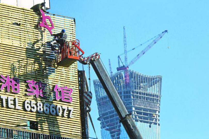 ■北京昨有工人拆除廣告招牌,未知是否與今次整治行動有關。美聯社 ■北京昨有工人拆除廣告招牌,未知是否與今次整治行動有關。美聯社