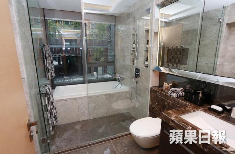 ■迎海花園複式戶1樓的客套廁所浴缸旁有一塊大玻璃窗面向車路,住戶洗澡時隨時春光乍洩。
■迎海花園複式戶1樓的客套廁所浴缸旁有一塊大玻璃窗面向車路,住戶洗澡時隨時春光乍洩。