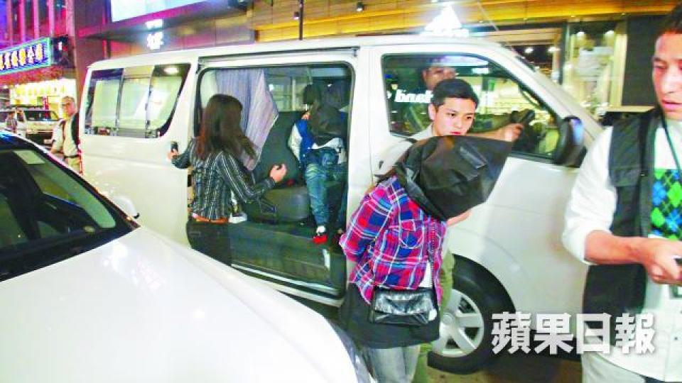 ■涉嫌虐兒的兩名女子在旺角被警方拘捕。 ■涉嫌虐兒的兩名女子在旺角被警方拘捕。