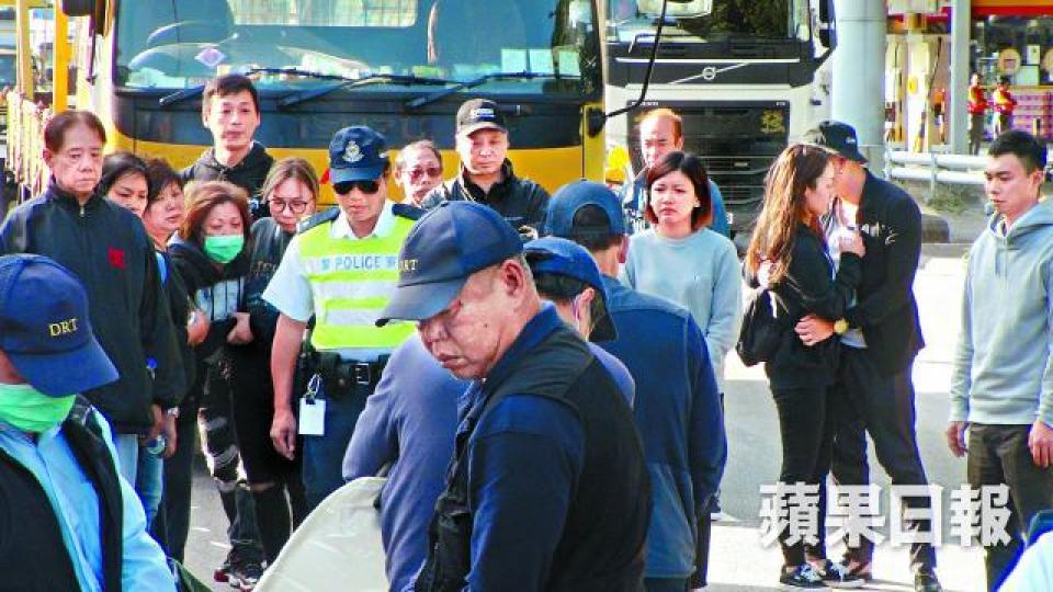 ■死者十多名男女親友到車禍現場,神情哀傷。 ■死者十多名男女親友到車禍現場,神情哀傷。