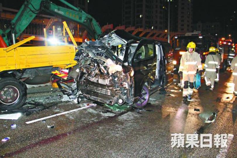 ■客貨車於快線猛撞工程車後,車頭嚴重變形猶如廢鐵。潘志能攝■同車男乘客並無受傷,事後在場協助警員調查。■客貨車司機余嘉軒(圓圖)被救出後證實不治。 ■客貨車於快線猛撞工程車後,車頭嚴重變形猶如廢鐵。潘志能攝■同車男乘客並無受傷,事後在場協助警員調查。■客貨車司機余嘉軒(圓圖)被救出後證實不治。