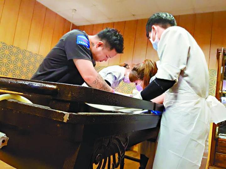 ■遺體修復師等義工為女童遺體修補儀容。■劉君玲指女童遺體慘不忍睹。 ■遺體修復師等義工為女童遺體修補儀容。■劉君玲指女童遺體慘不忍睹。