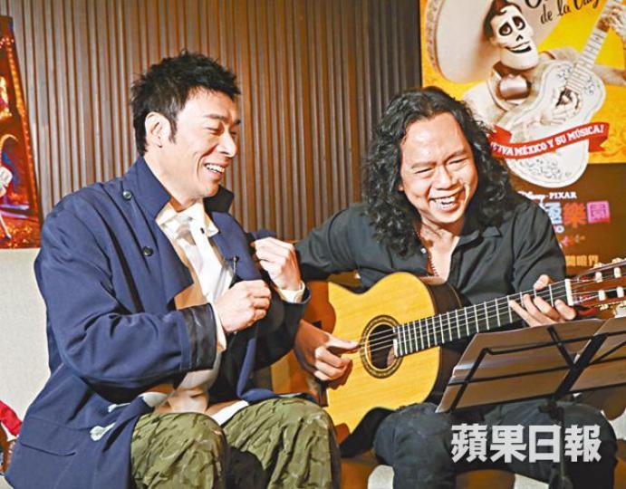 ■鄧建明稱《玩轉極樂園》主題曲中段,勾起囝囝小時候叫爸爸的情景。
■鄧建明稱《玩轉極樂園》主題曲中段,勾起囝囝小時候叫爸爸的情景。