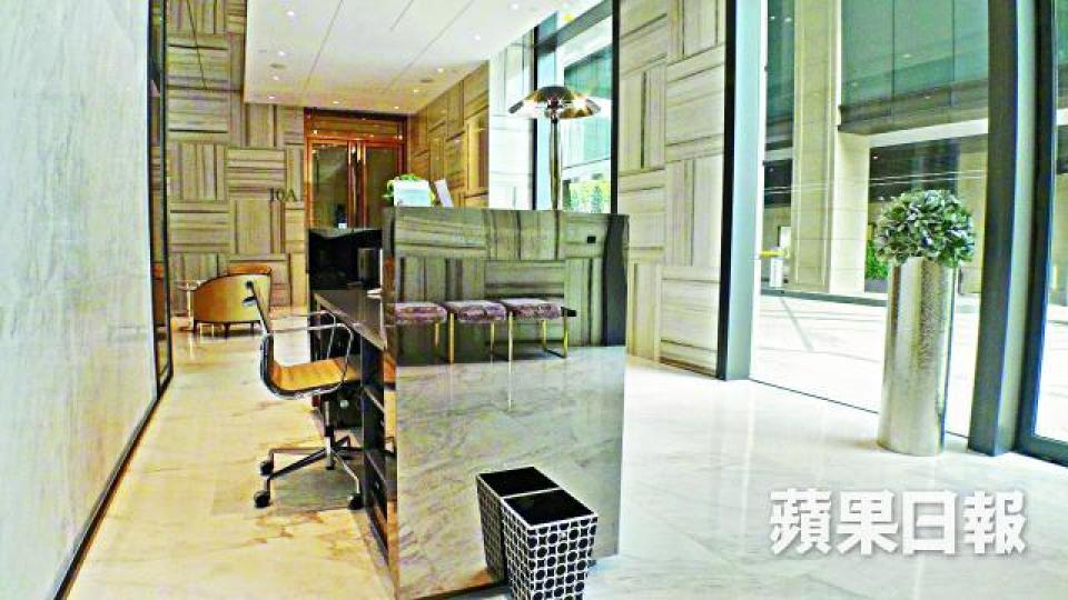 ■Capri不設座頭保安,令多名業主感覺被騙。黃耀興攝■業主茹先生認為,冇座頭保安等於無最後把關,擔心好多閒雜人等。 ■Capri不設座頭保安,令多名業主感覺被騙。黃耀興攝■業主茹先生認為,冇座頭保安等於無最後把關,擔心好多閒雜人等。