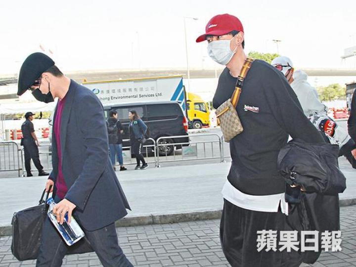 ■SJ成員東海(左)和銀赫昨日離港,未見希澈同行。■宣美聽見粉絲叫自己,即拉高帽子打招呼。 ■SJ成員東海(左)和銀赫昨日離港,未見希澈同行。■宣美聽見粉絲叫自己,即拉高帽子打招呼。
