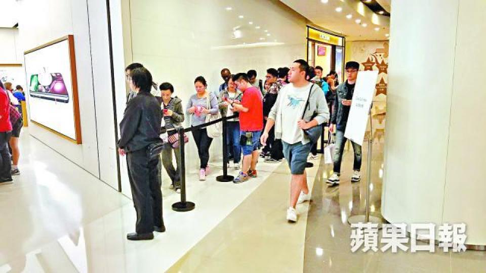 ■昨在apm蘋果分店排隊求協助。劉永明攝 ■昨在apm蘋果分店排隊求協助。劉永明攝