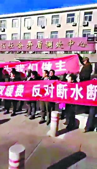 ■北京昌平區有外地工人抗議遭逼遷。■美國維權人士在中國駐紐約領館外躺睡,斥中共打壓基層。 ■北京昌平區有外地工人抗議遭逼遷。■美國維權人士在中國駐紐約領館外躺睡,斥中共打壓基層。