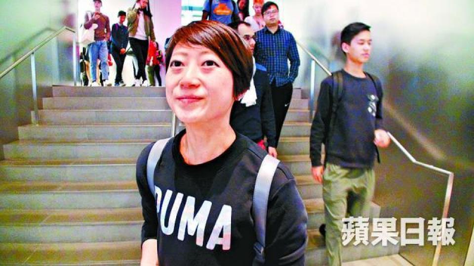 ■張小姐昨到希慎蘋果店找職員解決iPhone故障。 ■張小姐昨到希慎蘋果店找職員解決iPhone故障。