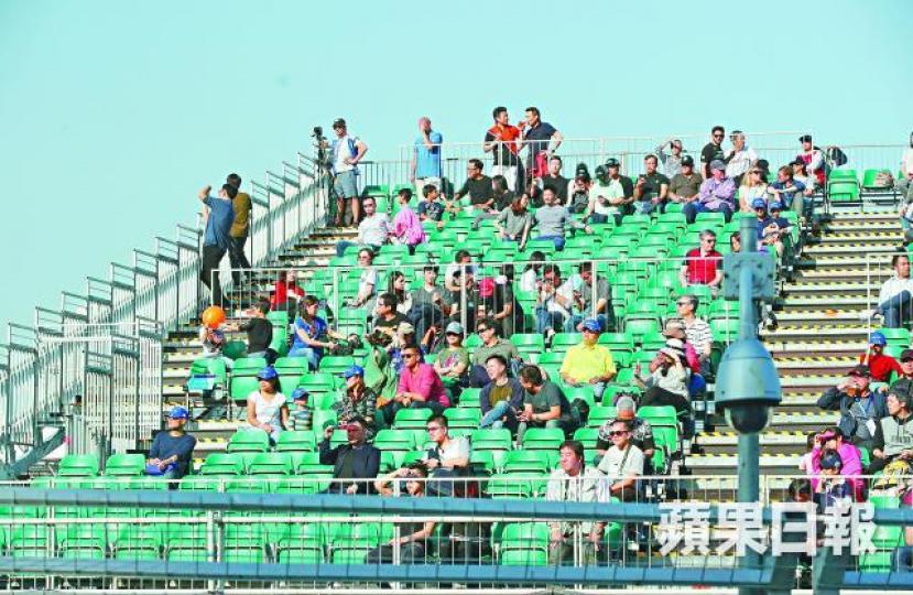■Formula E主辦大會雖稱售出約九成門票,但添馬公園看台昨空凳處處。何柏佳攝■首場香港站賽事昨於中環舉行。陳善南攝 ■Formula E主辦大會雖稱售出約九成門票,但添馬公園看台昨空凳處處。何柏佳攝■首場香港站賽事昨於中環舉行。陳善南攝