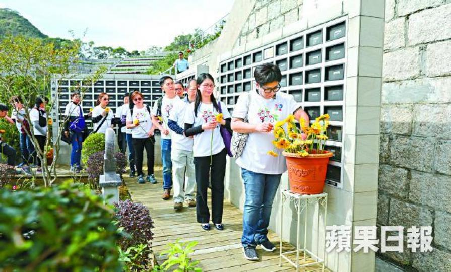 ■一眾器官受贈者昨到「大愛恩人」撒灰紀念公園,向捐贈者獻花。黃文邦攝■左起︰受贈者胡奕信、戴婉婷和李浩遠在移植器官後逐漸恢復健康。 ■一眾器官受贈者昨到「大愛恩人」撒灰紀念公園,向捐贈者獻花。黃文邦攝■左起︰受贈者胡奕信、戴婉婷和李浩遠在移植器官後逐漸恢復健康。