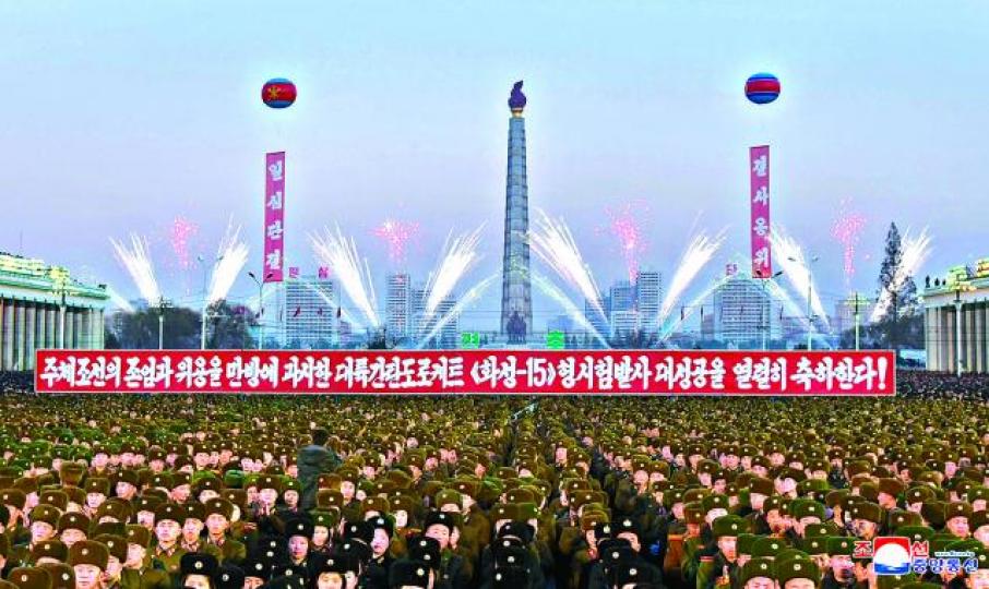 ■北韓在金日成廣場舉行活動,慶祝火星15型導彈試射成功。 ■北韓在金日成廣場舉行活動,慶祝火星15型導彈試射成功。