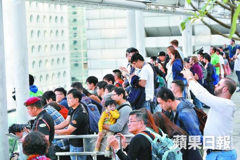 ■ifc平台昨午一度聚集逾200人觀賞賽事。■一眾禮儀小姐準備就緒,等候出場。 ■ifc平台昨午一度聚集逾200人觀賞賽事。■一眾禮儀小姐準備就緒,等候出場。