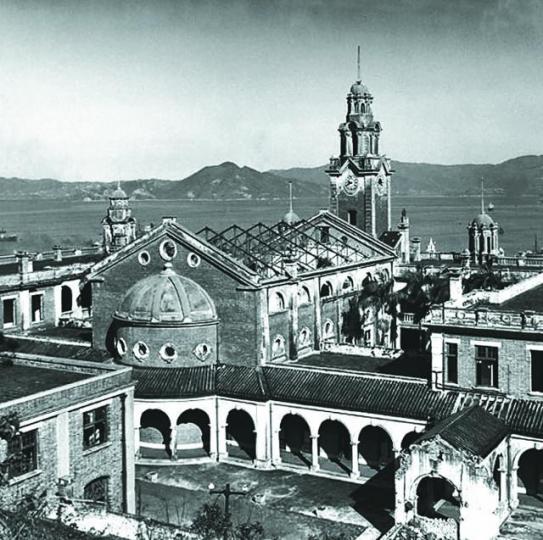 ■1946年的本部建築物經歷二戰後滿目瘡痍。港大提供圖片 ■1946年的本部建築物經歷二戰後滿目瘡痍。港大提供圖片
