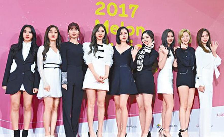 ■TWICE昨晚獲得TOP10獎。互聯網圖片■IU行紅地毯時大晒美腿。互聯網圖片■薛仁雅大騷事業線,搶盡風頭。互聯網圖片 ■TWICE昨晚獲得TOP10獎。互聯網圖片■IU行紅地毯時大晒美腿。互聯網圖片■薛仁雅大騷事業線,搶盡風頭。互聯網圖片