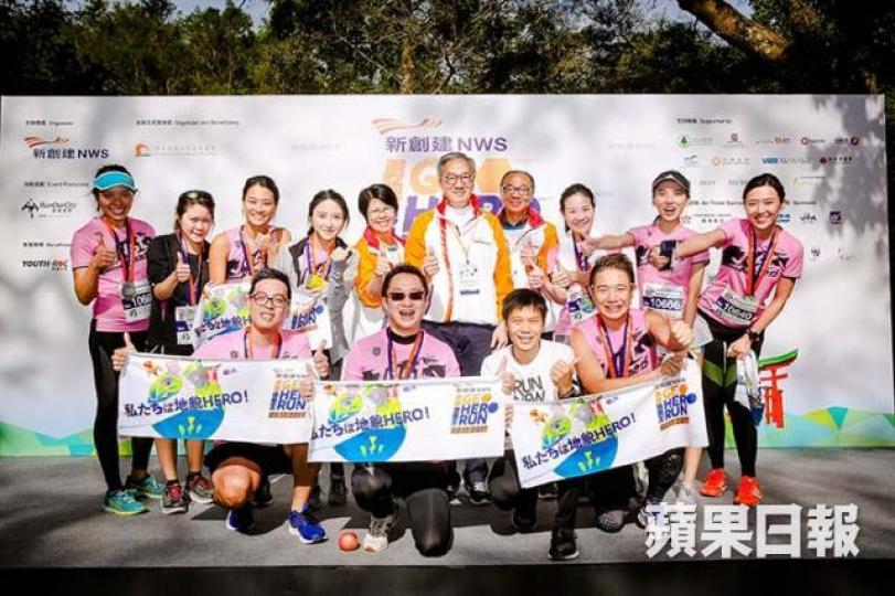 ■曾蔭培(後排右五)、連敬涵(前排左二)及黎可基(前排右二)。 ■曾蔭培(後排右五)、連敬涵(前排左二)及黎可基(前排右二)。