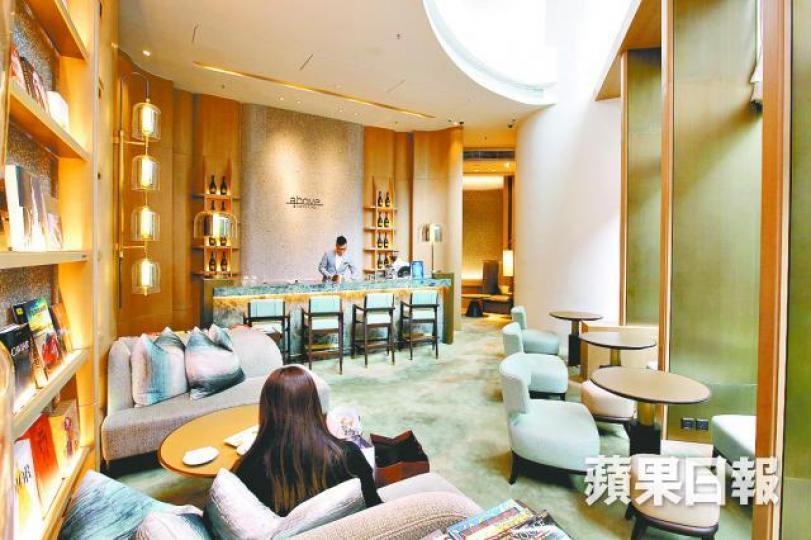 ■太古廣場貴賓室面積不算大,客人可免費享用餐飲。陳海威攝■貴賓室內設有化妝休息室,提供的化妝品是國際知名品牌。■太古地產總經理邵婉儀 ■太古廣場貴賓室面積不算大,客人可免費享用餐飲。陳海威攝■貴賓室內設有化妝休息室,提供的化妝品是國際知名品牌。■太古地產總經理邵婉儀
