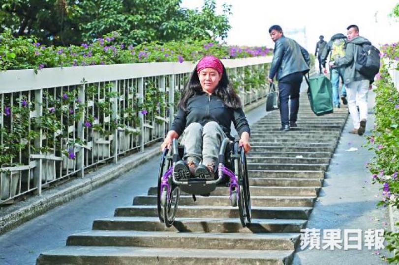 ■藍天就算雙腳毫無知覺,依然不斷挑戰自我,包括自學坐輪椅落樓梯。 許頌明攝■《七十七天》女主角江一燕(左)與故事原型藍天合照。 受訪者提供■藍天在拉薩開了一家客棧。■藍天不需他人協助自行換輪胎。 ■藍天就算雙腳毫無知覺,依然不斷挑戰自我,包括自學坐輪椅落樓梯。 許頌明攝■《七十七天》女主角江一燕(左)與故事原型藍天合照。 受訪者提供■藍天在拉薩開了一家客棧。■藍天不需他人協助自行換輪胎。