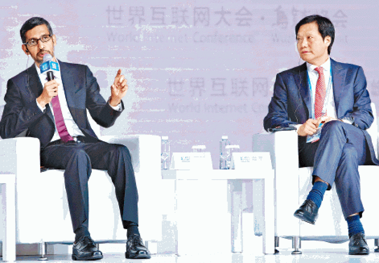 ■Google行政總裁皮查(左)與小米首席執行官雷軍參加世界互聯網大會。
■Google行政總裁皮查(左)與小米首席執行官雷軍參加世界互聯網大會。