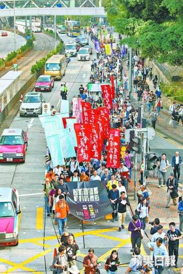 ■多個團體昨發起「與抗爭者同行」遊行,黃之鋒及黃浩銘等人帶頭起步。馬泉崇攝 ■多個團體昨發起「與抗爭者同行」遊行,黃之鋒及黃浩銘等人帶頭起步。馬泉崇攝