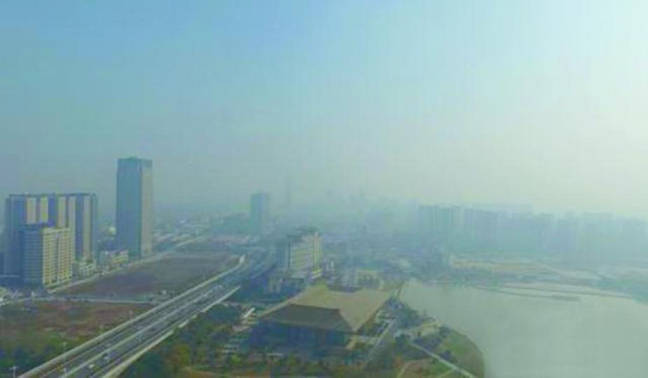 ■位處華東的江蘇等地昨日遭遇霧霾襲擊。■河北天然氣供應出現短缺。 ■位處華東的江蘇等地昨日遭遇霧霾襲擊。■河北天然氣供應出現短缺。