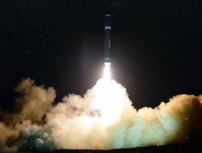 ■北韓上月底試射火星15型洲際彈道導彈,最後落入日本專屬經濟海域內。■國泰航務總經理Mark Hoey發內部訊息,指航班CX893機組人員聲稱目睹懷疑北韓導彈爆炸及墜落情況,是國泰首次發出有關通訊。■傳國泰近日向機組人員提供衞星電話,以防南韓受襲時,通訊受干擾,機組人員仍可與本港聯絡。消息人士提供圖片 ■北韓上月底試射火星15型洲際彈道導彈,最後落入日本專屬經濟海域內。■國泰航務總經理Mark Hoey發內部訊息,指航班CX893機組人員聲稱目睹懷疑北韓導彈爆炸及墜落情況,是國泰首次發出有關通訊。■傳國泰近日向機組人員提供衞星電話,以防南韓受襲時,通訊受干擾,機組人員仍可與本港聯絡。消息人士提供圖片