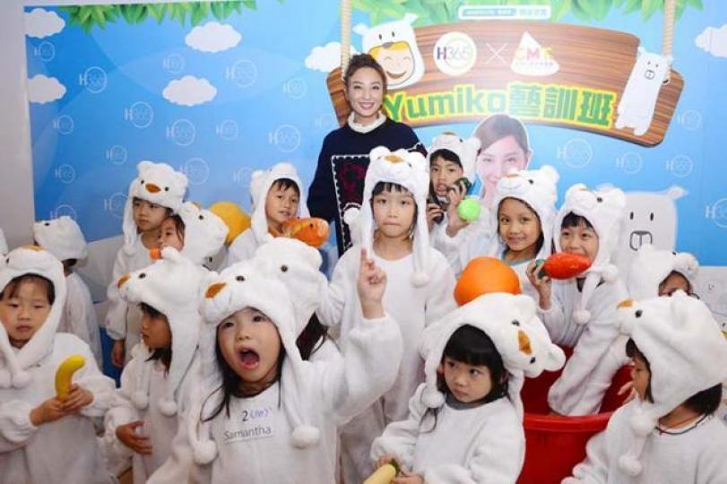 Yumiko甚有小朋友緣,個個都爭住同佢影相。Yumiko做客席舞蹈導師,更即場灌輸環保意識。Yumiko話陀女時聽朋友推介吃了不少葉酸,未知這是否梁浸浸特別好動精靈的原因!演出成功,大家當然要來個大合照。Yumiko著重大人同小朋友的健康,會嚴選不同的supplement給自己和家人。 Yumiko甚有小朋友緣,個個都爭住同佢影相。Yumiko做客席舞蹈導師,更即場灌輸環保意識。Yumiko話陀女時聽朋友推介吃了不少葉酸,未知這是否梁浸浸特別好動精靈的原因!演出成功,大家當然要來個大合照。Yumiko著重大人同小朋友的健康,會嚴選不同的supplement給自己和家人。