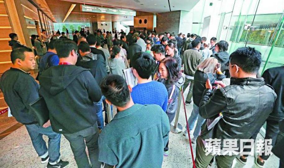 ■匯璽II前日次輪銷售,睇樓市民大打蛇餅。■位於西鐵南昌站上蓋的匯璽II,有一房戶錄千萬元成交。山頂Mount Nicholson ■匯璽II前日次輪銷售,睇樓市民大打蛇餅。■位於西鐵南昌站上蓋的匯璽II,有一房戶錄千萬元成交。山頂Mount Nicholson