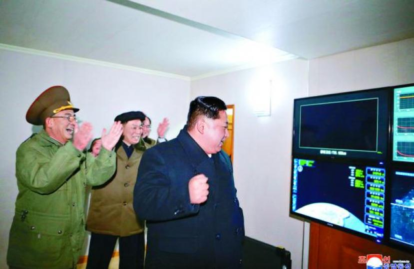 ■北韓領導人金正恩為「火星15型」成功試射振臂握拳。 ■北韓領導人金正恩為「火星15型」成功試射振臂握拳。