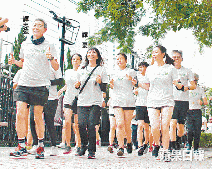 ■譚志強昨與80多名支持者展開首日環港跑,譚妻及兩名女兒亦有參加。周子惇攝 ■譚志強昨與80多名支持者展開首日環港跑,譚妻及兩名女兒亦有參加。周子惇攝