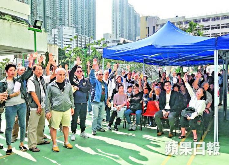 ■海福花園大批業主昨成功中止揀選承辦商投票議程。王心義攝 ■海福花園大批業主昨成功中止揀選承辦商投票議程。王心義攝