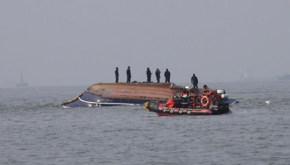 ■海岸防衞隊人員站在翻沉海釣船上搜索失蹤者。 美聯社 ■海岸防衞隊人員站在翻沉海釣船上搜索失蹤者。 美聯社