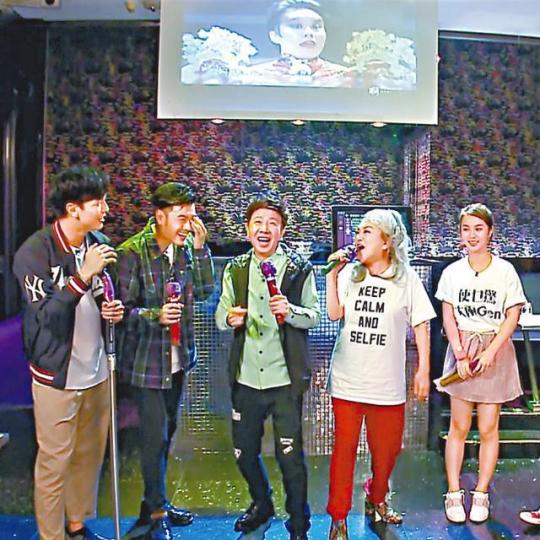 ■邵音音原來唱功了得,她飆高音唱《忐忑》令全場人士驚讚。■邵音音興奮到跟年輕主持吳智杰搶咪。■鄧月萍表示跟一眾前輩合作獲益良多。■尹光唱《你老闆》及連串金曲時,唱到七情上面。 ■邵音音原來唱功了得,她飆高音唱《忐忑》令全場人士驚讚。■邵音音興奮到跟年輕主持吳智杰搶咪。■鄧月萍表示跟一眾前輩合作獲益良多。■尹光唱《你老闆》及連串金曲時,唱到七情上面。
