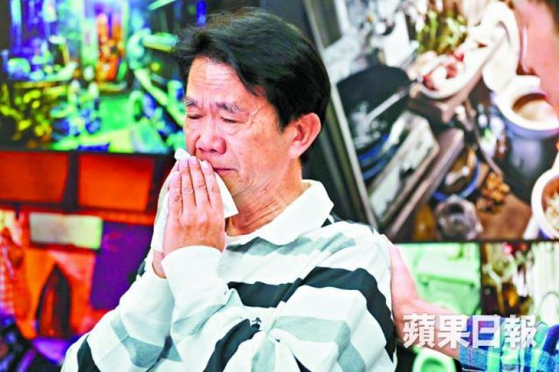 ■黃先生憶述愛妻患病經過時不禁哽咽流淚。易仰民攝 ■黃先生憶述愛妻患病經過時不禁哽咽流淚。易仰民攝
