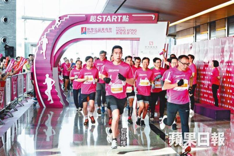 ■郭基煇一馬當先彈出,21分鐘跑完2,120級樓梯。張志華攝 ■郭基煇一馬當先彈出,21分鐘跑完2,120級樓梯。張志華攝