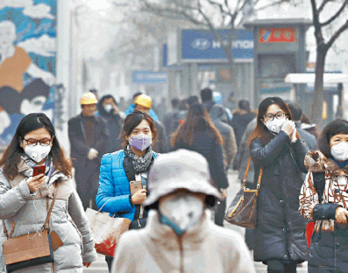 ■北京常受霧霾影響,市民都要戴口罩外出。資料圖片 ■北京常受霧霾影響,市民都要戴口罩外出。資料圖片