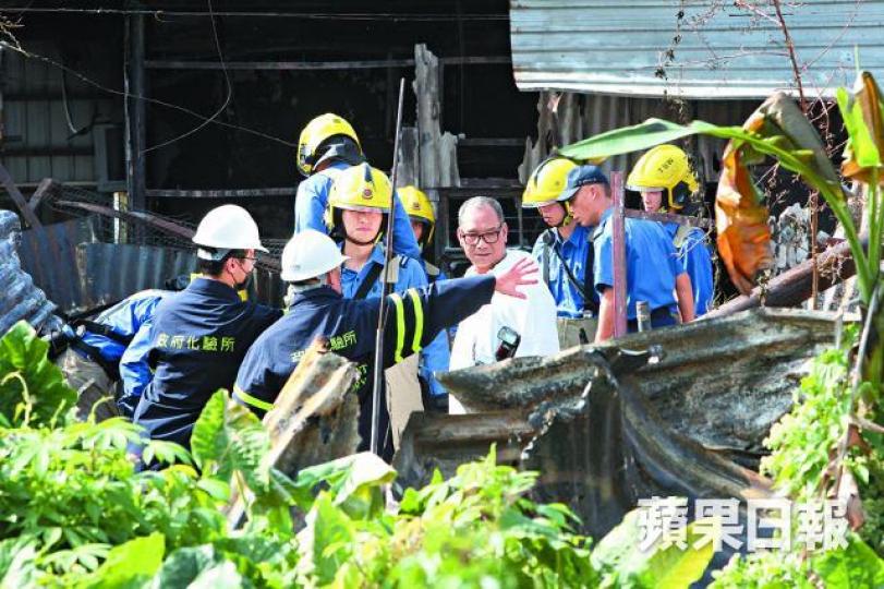 ■消防及化驗人員到現場調查。翁鈺輝攝 ■消防及化驗人員到現場調查。翁鈺輝攝