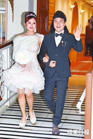 ■啤梨昨日和圈外女友Michelle結婚,笑言第一次聽到別人叫他們做葉生葉太好感動。■一對新人甜蜜咀嘴三次,幸福滿瀉。■啤梨自言好open,只要靚的話,不介意老婆性感。■啤梨和Michelle註冊成為夫妻,透露本月中會到日本度蜜月。■今年7月,啤梨花盡心思在fb直播求婚。資料圖片■啤梨曾在樂壇頒獎禮上奪得不少獎項。資料圖片 ■啤梨昨日和圈外女友Michelle結婚,笑言第一次聽到別人叫他們做葉生葉太好感動。■一對新人甜蜜咀嘴三次,幸福滿瀉。■啤梨自言好open,只要靚的話,不介意老婆性感。■啤梨和Michelle註冊成為夫妻,透露本月中會到日本度蜜月。■今年7月,啤梨花盡心思在fb直播求婚。資料圖片■啤梨曾在樂壇頒獎禮上奪得不少獎項。資料圖片