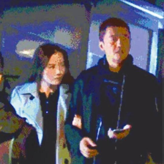 ■離開時,李亞鵬新歡情不自禁蹺着男友手臂。微博圖片■李亞鵬日前於北京拖新歡出席朋友生日會。微博圖片■在朋友生日會上,李亞鵬與新歡互動親密。微博圖片■據報道指李亞鵬的新歡不斷幫男友擋酒。微博圖片■王菲與李亞鵬離婚多時,前夫新歡被指與她相似。資料圖片 ■離開時,李亞鵬新歡情不自禁蹺着男友手臂。微博圖片■李亞鵬日前於北京拖新歡出席朋友生日會。微博圖片■在朋友生日會上,李亞鵬與新歡互動親密。微博圖片■據報道指李亞鵬的新歡不斷幫男友擋酒。微博圖片■王菲與李亞鵬離婚多時,前夫新歡被指與她相似。資料圖片