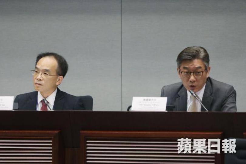 ■運房局常任秘書長應耀康(右)稱,需待房委會檢討後,才會決定是否將綠置居恒常化。朱永倫攝 ■運房局常任秘書長應耀康(右)稱,需待房委會檢討後,才會決定是否將綠置居恒常化。朱永倫攝