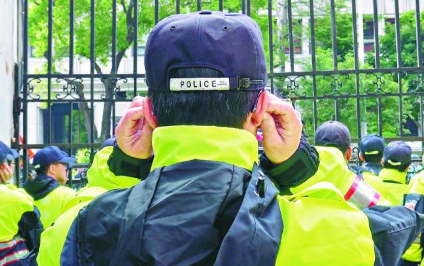 ■抗議者以高分貝喇叭狂轟立法院,前線警員用紙巾當耳塞。 ■抗議者以高分貝喇叭狂轟立法院,前線警員用紙巾當耳塞。