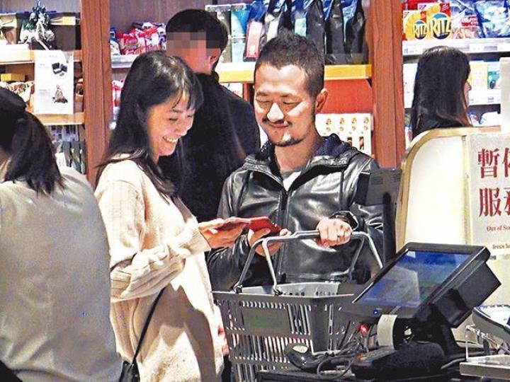 ■有傳九把刀已向周亭羽求婚。台灣《蘋果日報》
■有傳九把刀已向周亭羽求婚。台灣《蘋果日報》