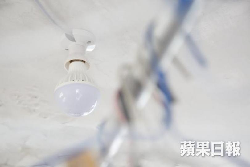 ■曾有一位獨居婆婆因家中的燈泡壞掉卻無人察覺,認為子女不關心自己,忽略她的生活需要。資料圖片 ■曾有一位獨居婆婆因家中的燈泡壞掉卻無人察覺,認為子女不關心自己,忽略她的生活需要。資料圖片