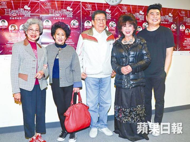 ■胡楓(中)拍劇開早又收夜,被阮兆祥笑他十分精神有「精神病」。
■胡楓(中)拍劇開早又收夜,被阮兆祥笑他十分精神有「精神病」。