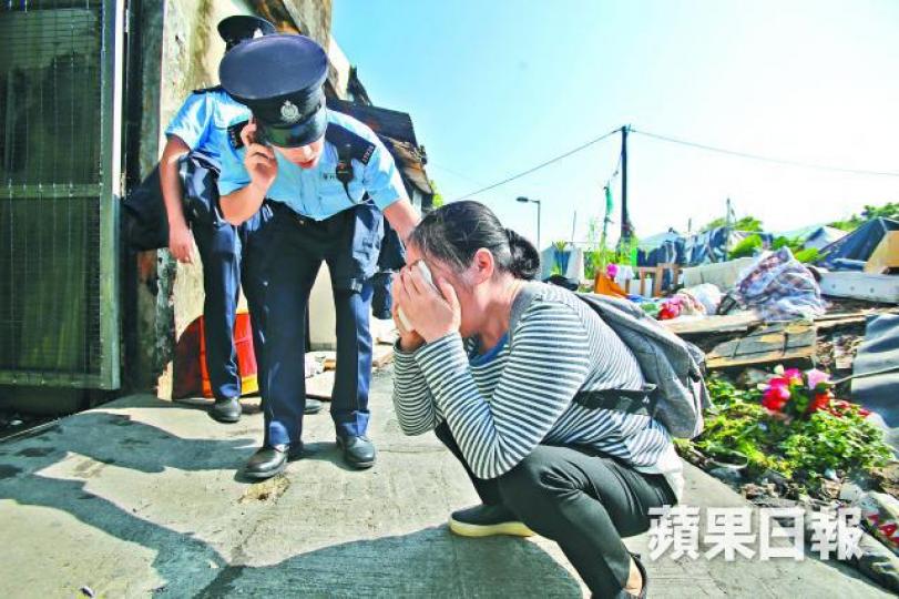 ■女死者好友昨到鐵皮劏房縱火現場了解,蹲地抱頭痛哭。梁瑞帆攝死者朱紅霞電線交錯漏電危機 ■女死者好友昨到鐵皮劏房縱火現場了解,蹲地抱頭痛哭。梁瑞帆攝死者朱紅霞電線交錯漏電危機