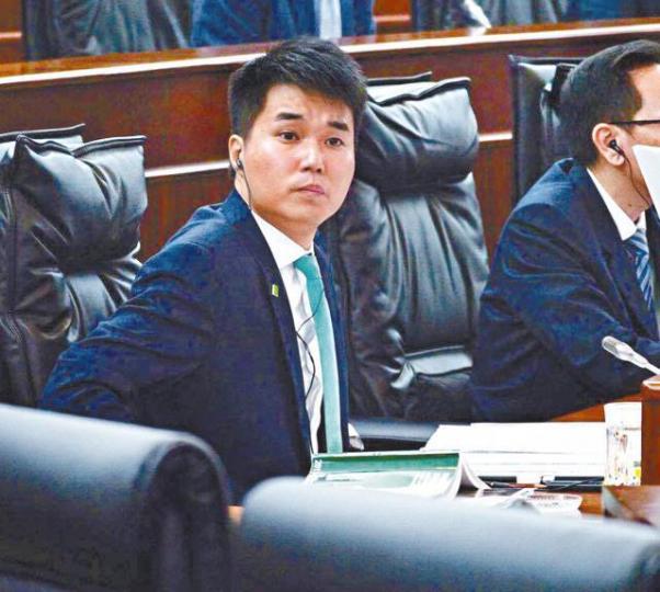 ■蘇嘉豪昨出席澳門立會討論中止其議員資格的會議。澳門《愛瞞日報》圖片■去年5月,蘇嘉豪到崔世安官邸表達訴求,被指違反警方指令。■崔世安本月發表施政報告,蘇向崔遞交「直選市政諮委」紙牌。互聯網 ■蘇嘉豪昨出席澳門立會討論中止其議員資格的會議。澳門《愛瞞日報》圖片■去年5月,蘇嘉豪到崔世安官邸表達訴求,被指違反警方指令。■崔世安本月發表施政報告,蘇向崔遞交「直選市政諮委」紙牌。互聯網